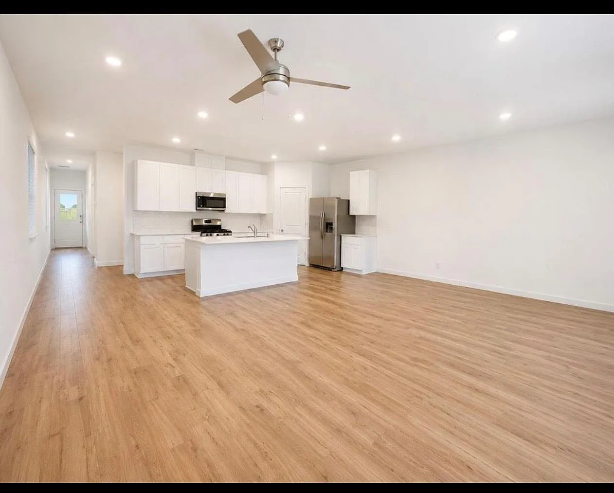 3 bed, 2.5 bath, 1913 sqft, $2,300 — Photo 3