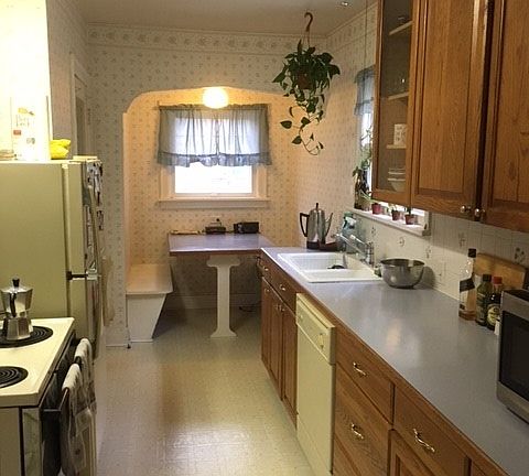 kitchen w/ eating nook