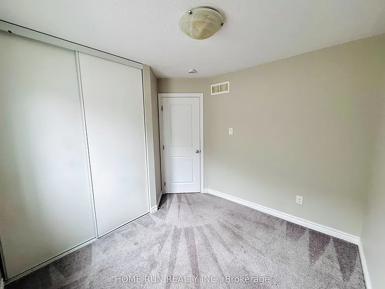 621 Lauraleaf Cres — Photo 20