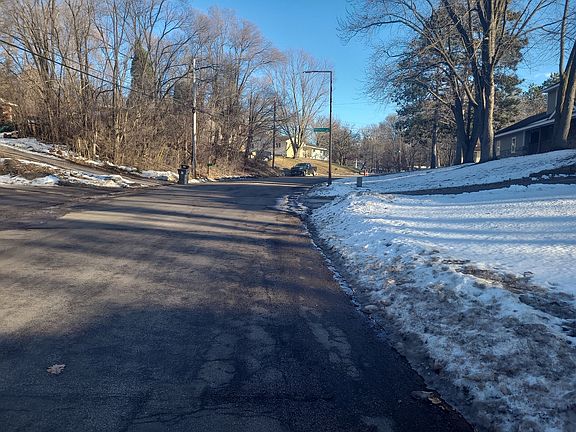 5th image of 633 Burlington Rd