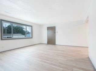 1303 Ravenwood Rd, Waterloo, IA 50702