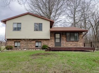 21775 Clemmons Ct, Belleville, MI 48111