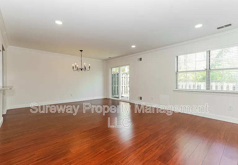 2 Salisbury Ct — Photo 3