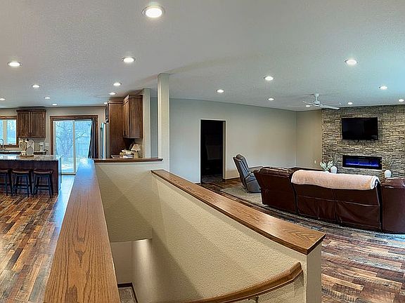 5th image of 1028 Columbine Dr
