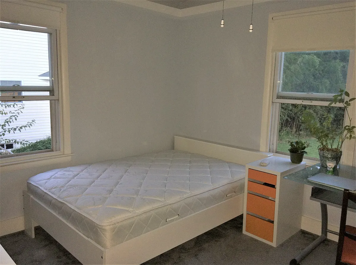 South facing room (unfurnished) - 5138 9th St N