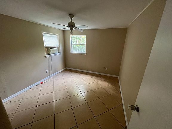 3rd image of 26 W Illiana St