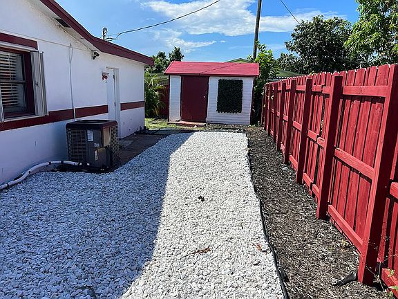 3rd image of 323 NW 4th Pl