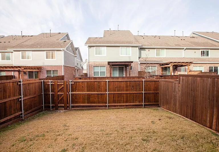 616 Laurel Ln — Photo 4