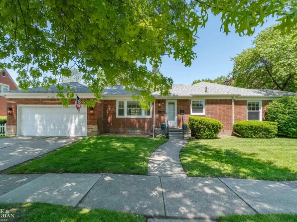 486 Bournemouth Rd, Grosse Pointe Farms, MI 48236
