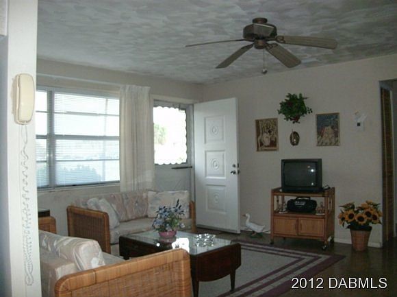 2nd image of 3204 E La Paloma Ave