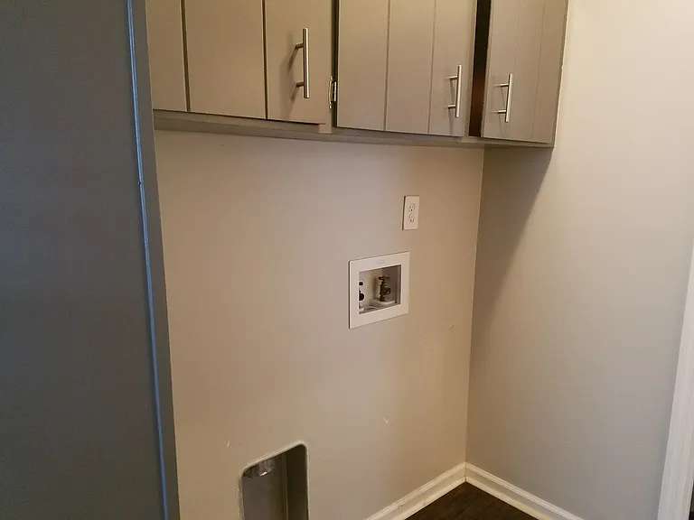 1421 Florence Ave — Photo 8