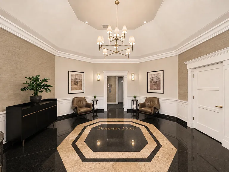 33 W Delaware Pl #15E — Photo 3