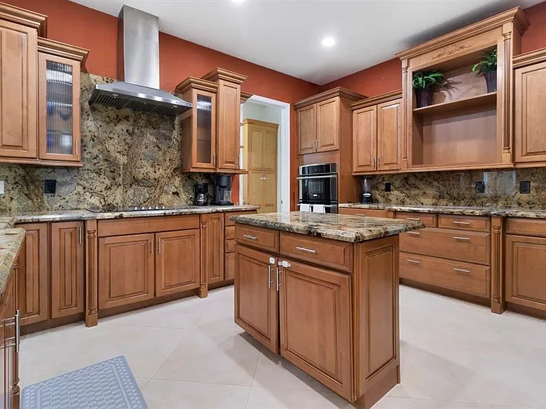 6301 SW 58th Ct — Photo 5