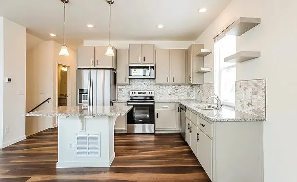 4 bed, 1595 sqft, $3,115 — Photo 4