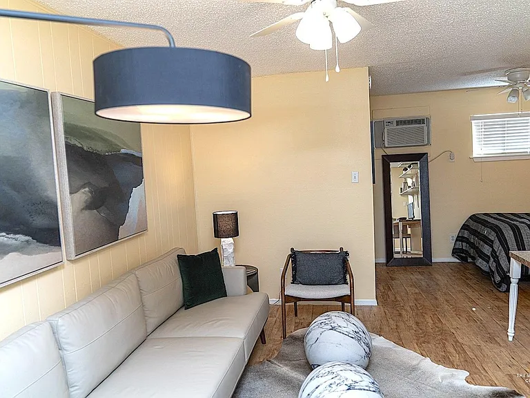 West Campus Flats — Photo 12