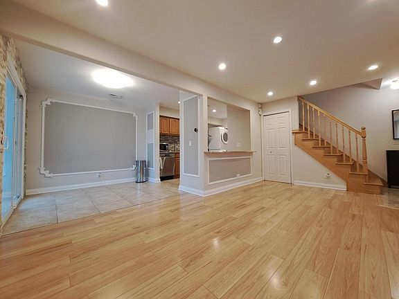 5th image of 1179 E Greenbriar Ln #D
