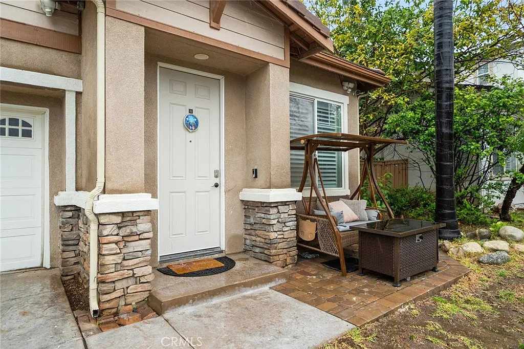 4 bed, 2588 sqft, $4,400 — Photo 2