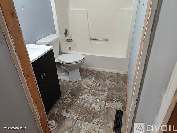 5th image of 606 Sommers St N #B