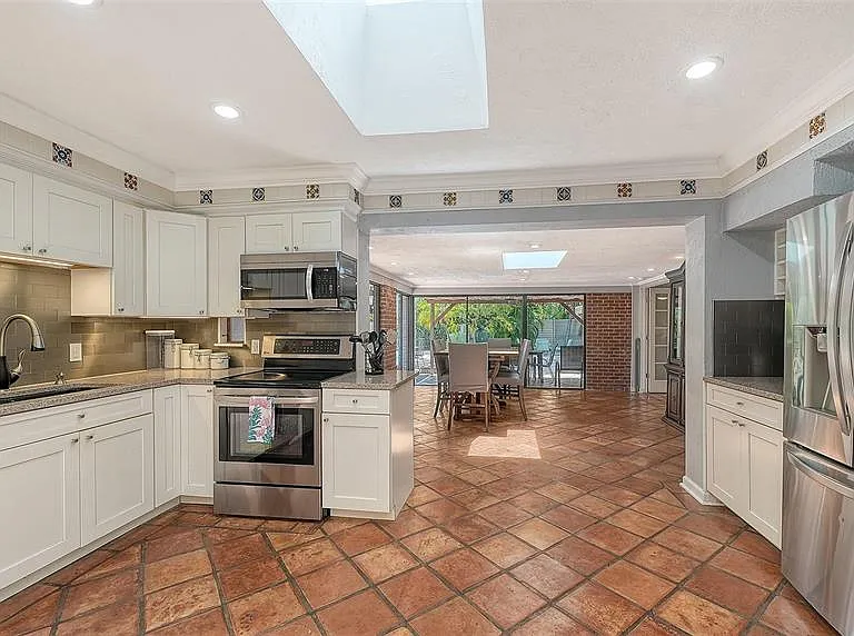 1127 S Osprey Ave — Photo 16