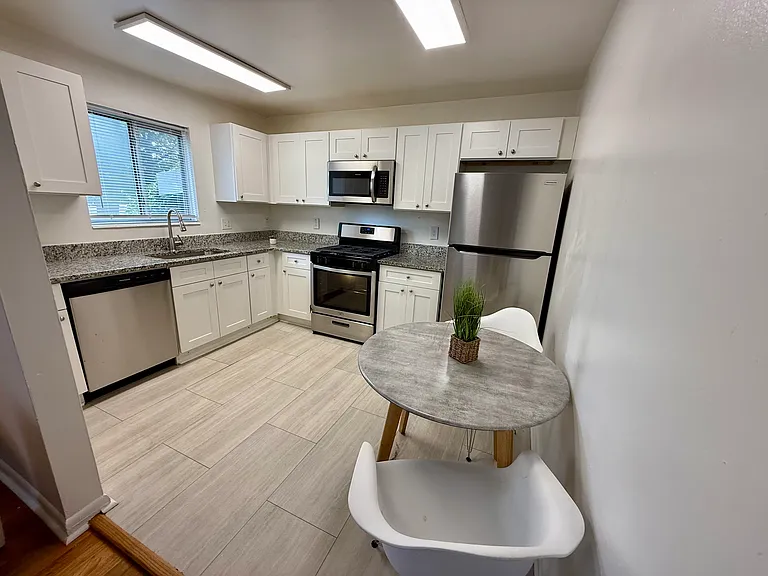 1570 Memorial Dr SE #16B — Photo 5