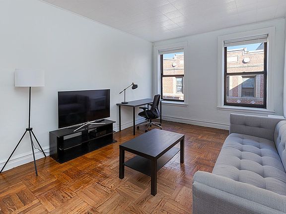 2nd image of 828 Gerard Ave #5