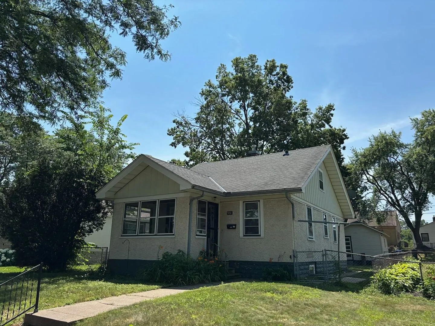Charming 2+ Bedroom Single Family on a great St Paul street!! — Photo 1