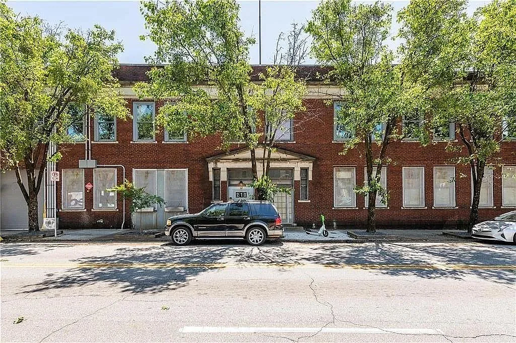 1 bed, 1.0 bath, 640 sqft, $1,600 — Photo 2