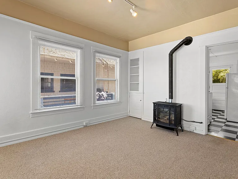 1 Bedroom with den close to SW! Walking distance to Providence Park! — Photo 31