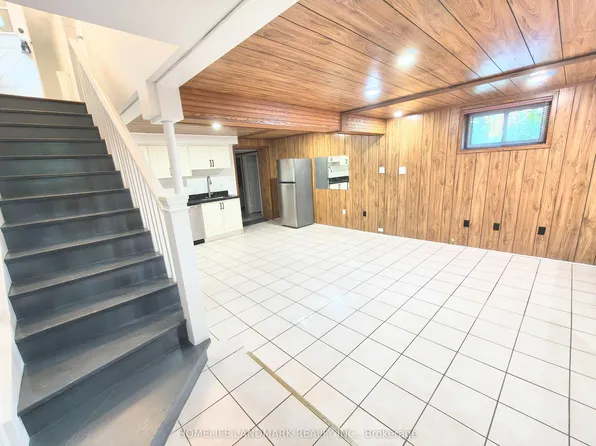 100 Kingslake Rd, Toronto, ON M2J 3E8