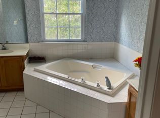 3 Edinburgh Ct, Edison, NJ 08820