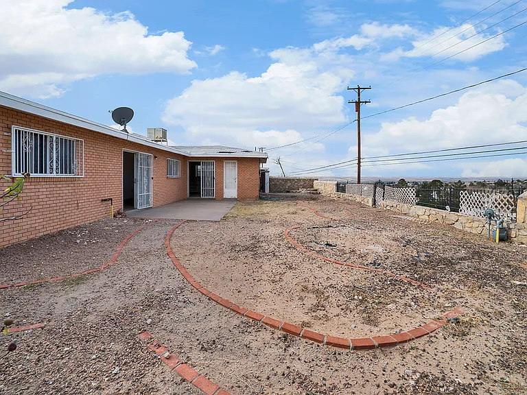 213 Clairemont Dr — Photo 17