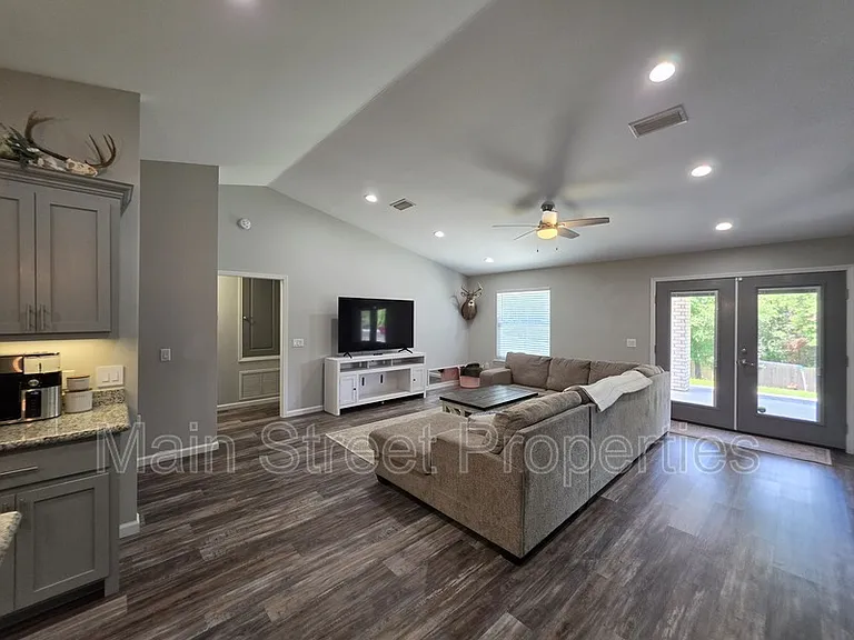 5565 Riviera Dr — Photo 8