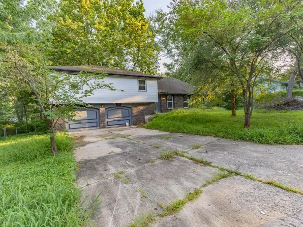 9905 NW 68th Ter, Parkville, MO 64152