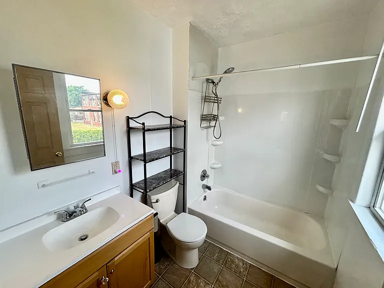 1020 W 18th St #2 — Photo 4