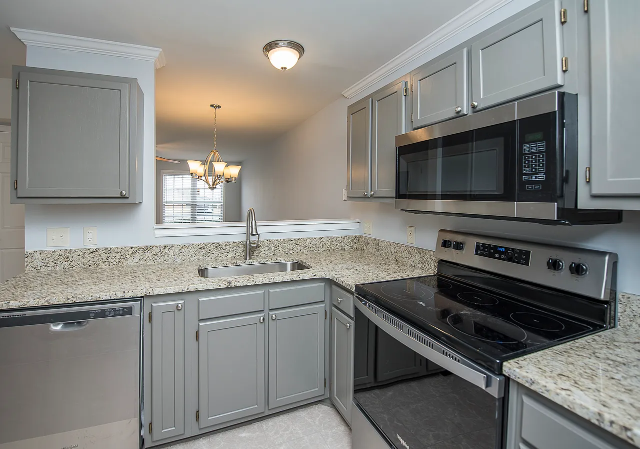 8 Cheltenham Dr - Townhouse (2 Bed / 2.5 Bath) — Photo 4