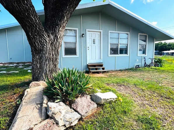 207 E Navarro Street, Llano, TX 78643