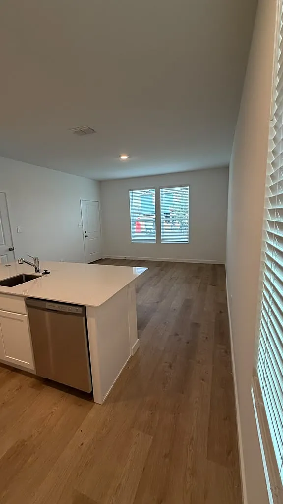 1 bed, $1,300 — Photo 2