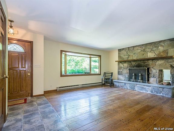 3rd image of 18 Edgewood Dr