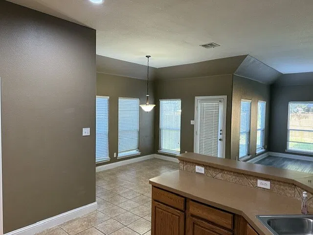 3 bed, 2.0 bath, 1890 sqft, $2,099 — Photo 4