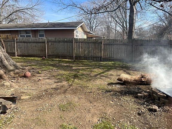 5th image of 1009 W Oak St