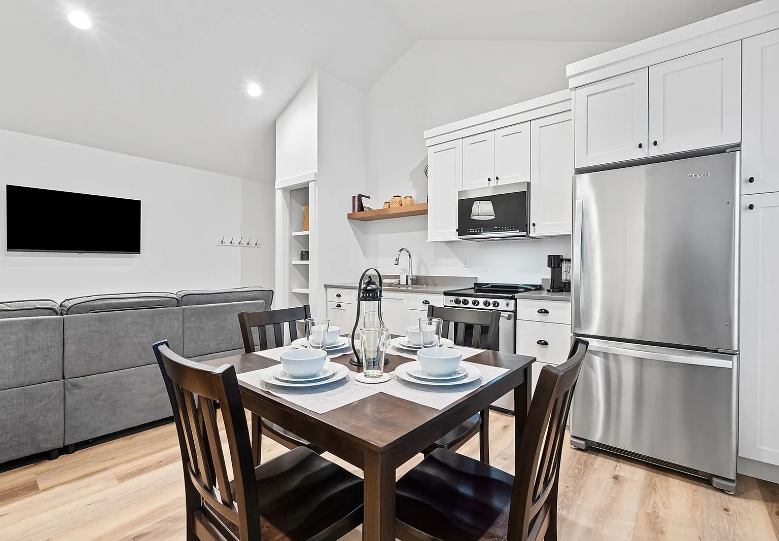 Studio, 600 sqft, $1,899 — Photo 2