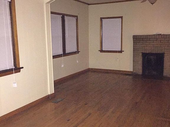Living Room/Dining Area