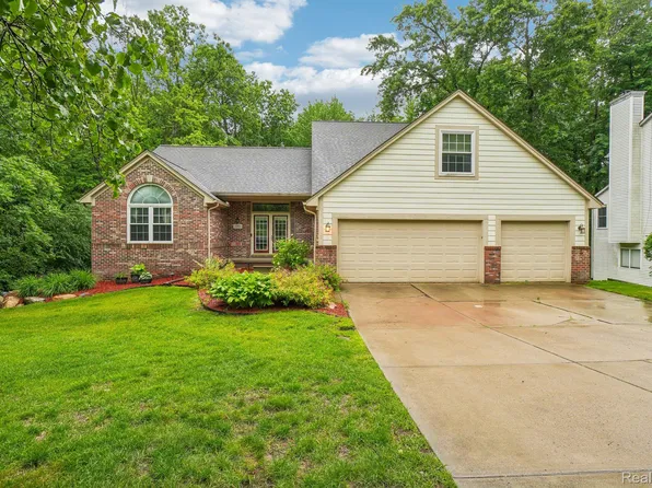 2093 Deer Run Trl, Waterford, MI 48329