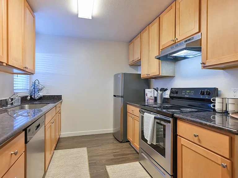 Sonoma Court Townhomes — Photo 6