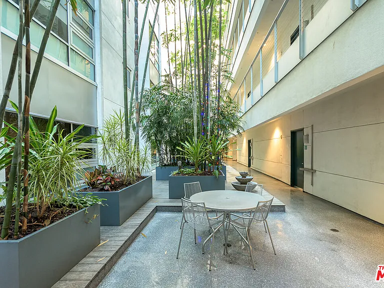 630 W 6th St #207 — Photo 35