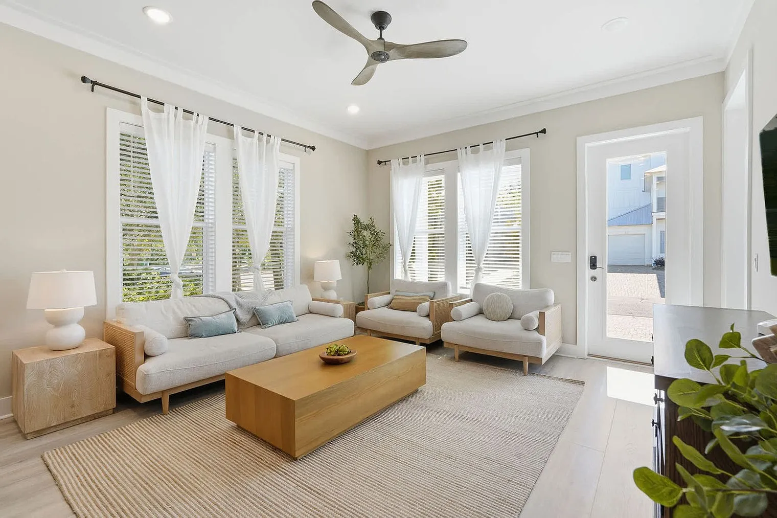 5 bed, 3.0 bath, 3013 sqft, $3,993 — Photo 2