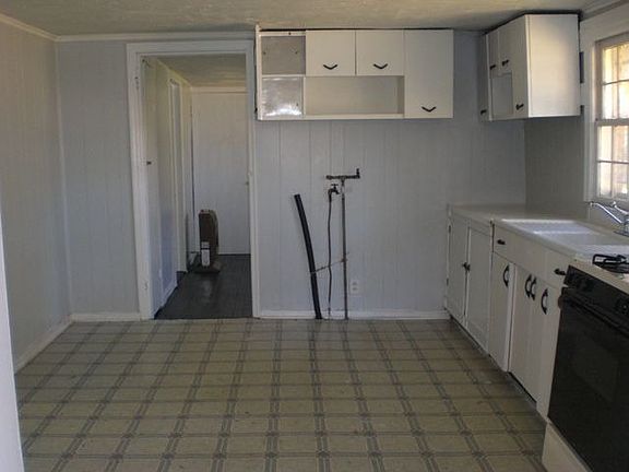 Eat-in kitchen