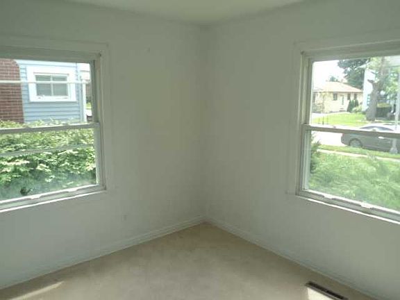 3rd image of 1866 Merryhill Dr
