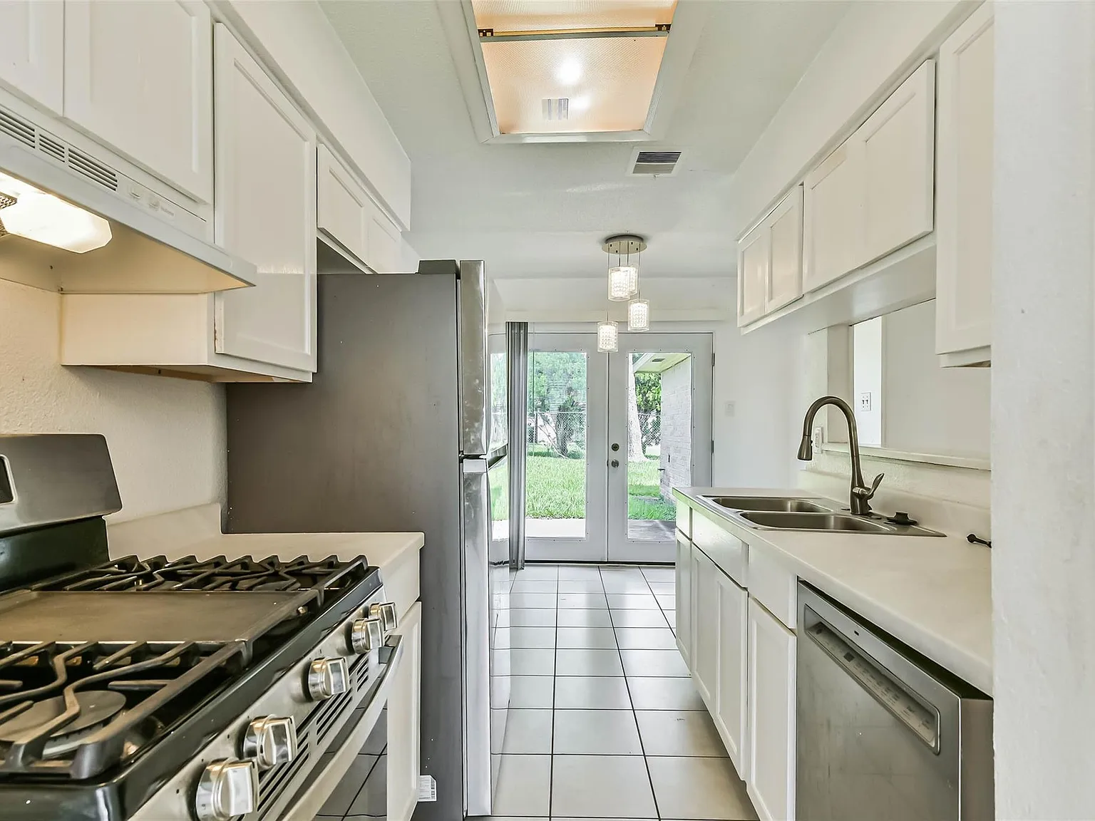 4 bed, 2.0 bath, 1433 sqft, $1,800 — Photo 3