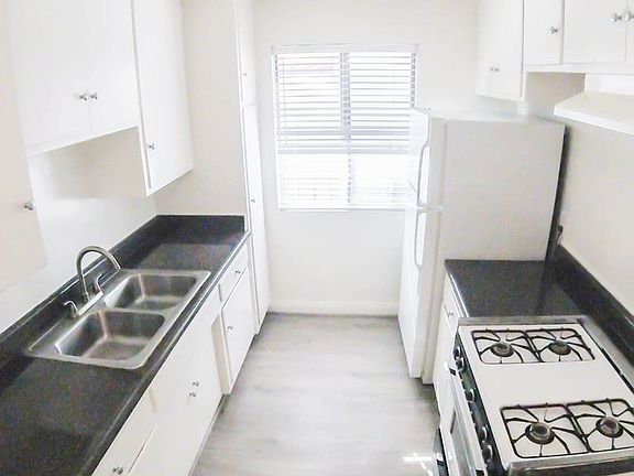 4th image of 613 N Sycamore Ave APT 09